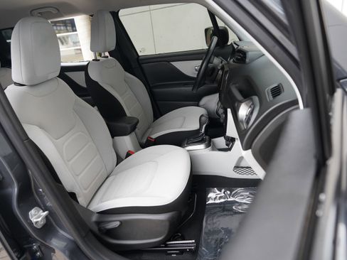 Used 2022 Jeep Renegade Latitude w/ Convenience Group image 26