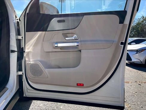 Used 2022 Mercedes-Benz GLB 250 image 22