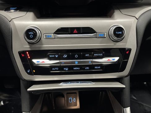 Used 2023 Ford Explorer XLT image 20