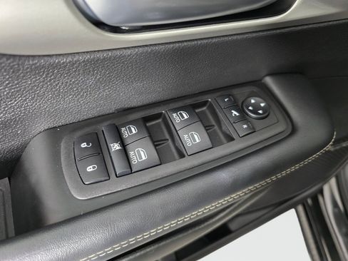Used 2023 Chrysler Pacifica Limited w/ Uconnect Theater Family Group FWD image 24