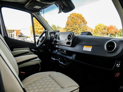 Used 2025 Mercedes-Benz Sprinter 3500 image 39