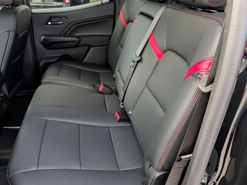 Used 2025 Chevrolet Colorado Z71 w/ Midnight Edition image 15