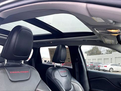 Used 2019 Jeep Cherokee Trailhawk image 23