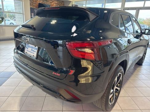 Used 2025 Chevrolet Trax RS FWD image 13