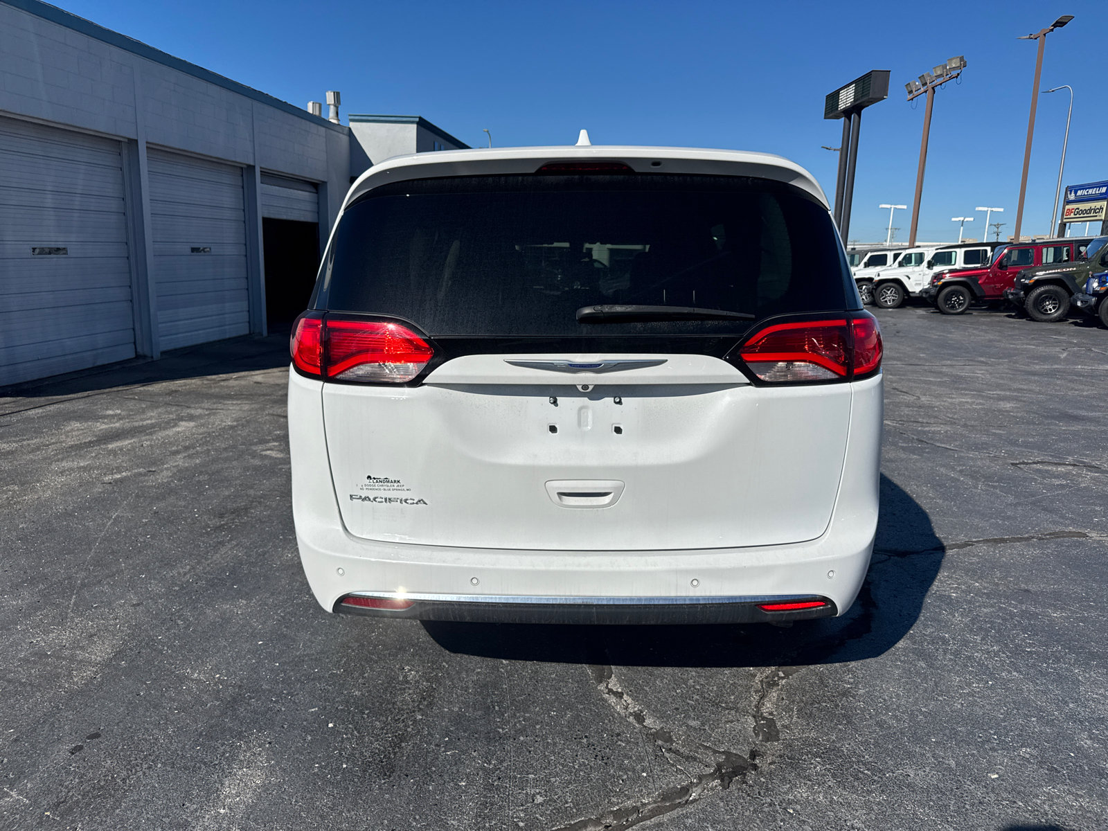 Used 2020 Chrysler Pacifica Touring-L Plus w/ Tire & Wheel Group FWD image 4