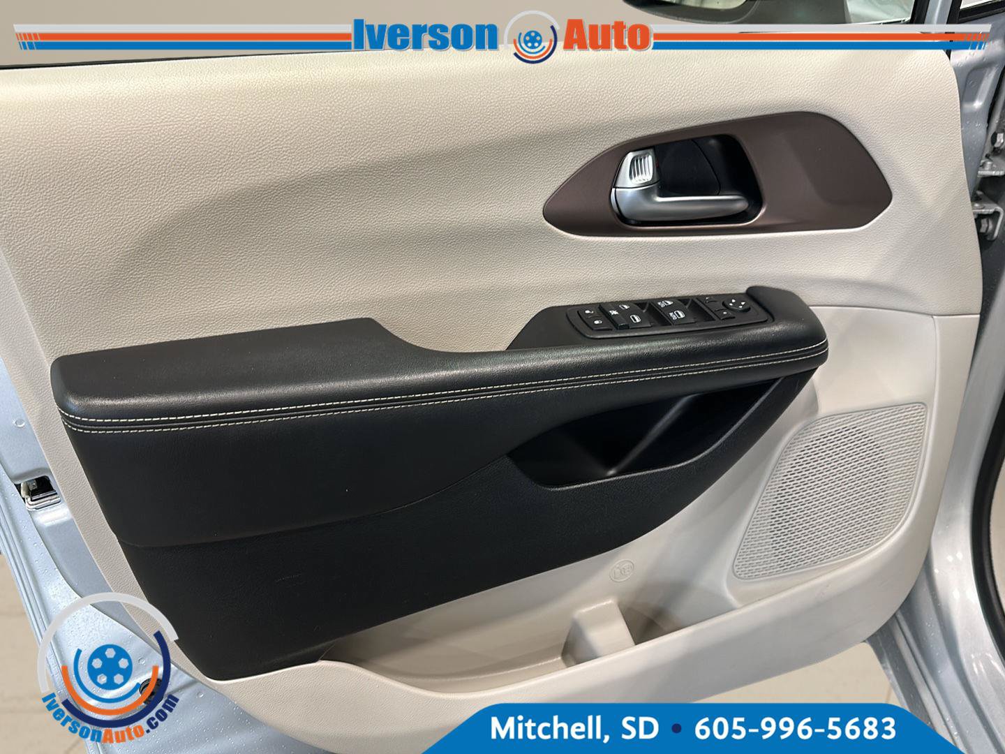 Used 2023 Chrysler Voyager LX FWD image 13