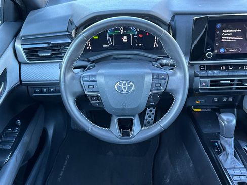 Used 2025 Toyota Camry SE image 13