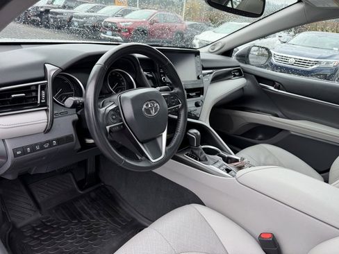 Used 2021 Toyota Camry XLE w/ Navigation Upgrade Package image 16