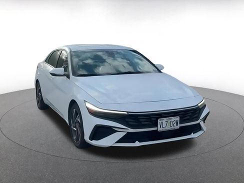 Used 2025 Hyundai Elantra Limited image 3