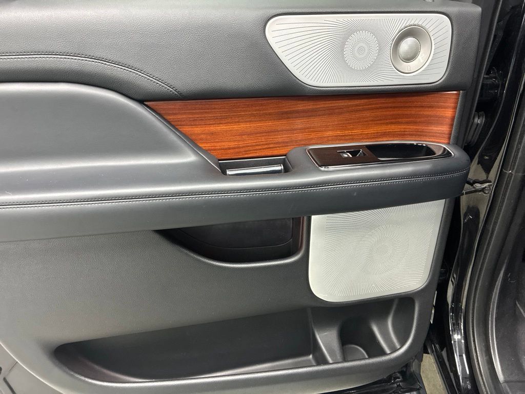 Used 2019 Lincoln Navigator L Reserve w/ Cargo Package AWD/4WD image 30