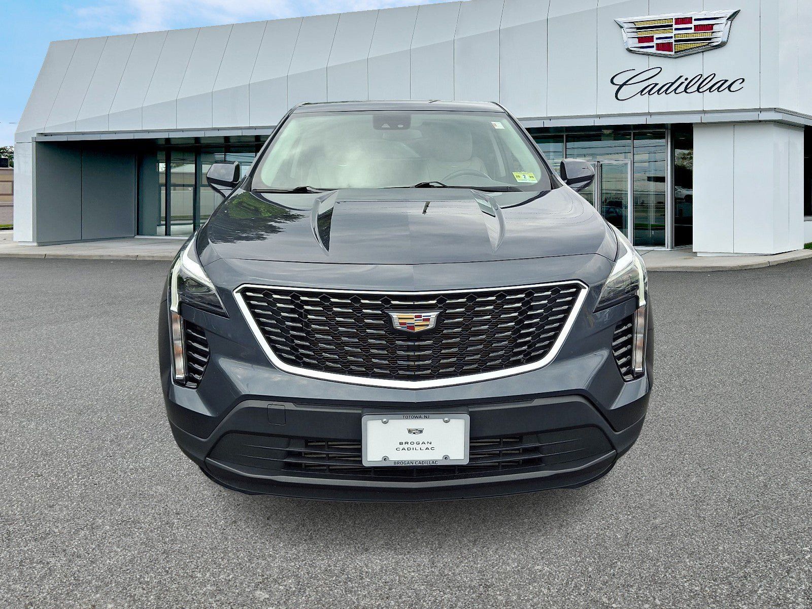 Used 2021 Cadillac XT4 Luxury w/ Cold Weather Package FWD image 2
