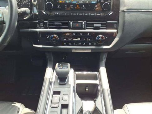 Certified 2025 Nissan Pathfinder SL FWD image 11