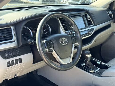 Used 2019 Toyota Highlander XLE image 10