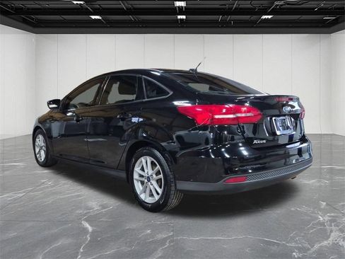 Used 2017 Ford Focus SE w/ Cold Weather Package image 3