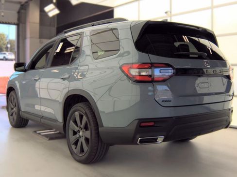 Used 2025 Honda Pilot Sport image 3