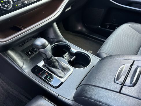 Used 2019 Toyota Highlander Plus AWD/4WD image 23