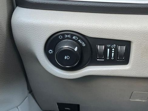 Used 2023 Chrysler Pacifica Touring-L FWD image 38