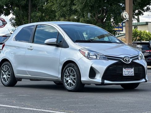 Used 2015 Toyota Yaris L image 9