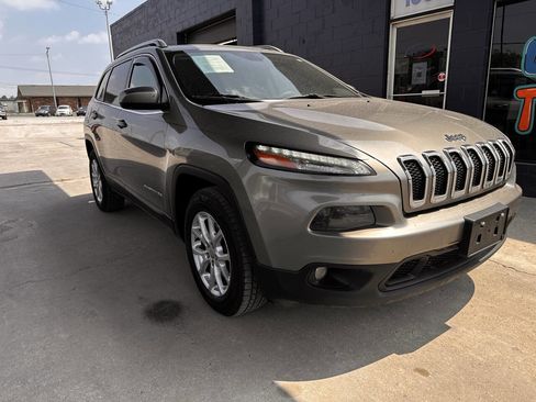 Used 2016 Jeep Cherokee Latitude w/ Comfort & Convenience Group AWD/4WD image 2