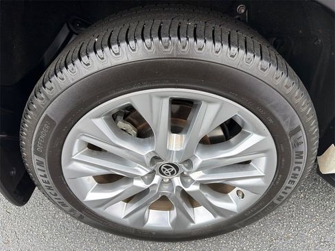 Used 2021 Toyota Highlander Limited image 17