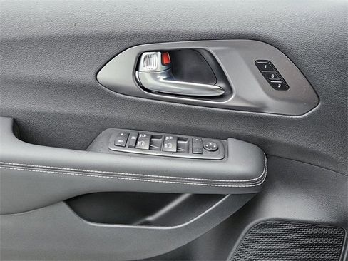 New 2026 Chrysler Pacifica Select image 30