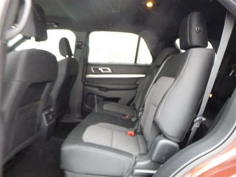 Used 2018 Ford Explorer XLT image 6