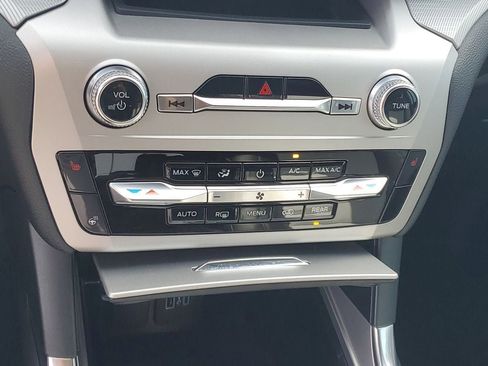 Used 2022 Ford Explorer XLT w/ Equipment Group 202A RWD image 18