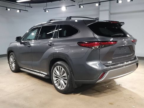 Used 2023 Toyota Highlander Platinum FWD image 5