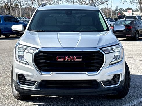 Used 2022 GMC Terrain SLE w/ Driver Convenience Package image 2