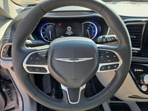 Used 2024 Chrysler Pacifica Limited FWD image 14