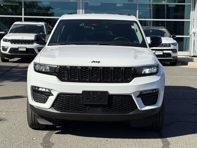 Used 2023 Jeep Grand Cherokee Limited w/ Black Appearance Package AWD/4WD image 7