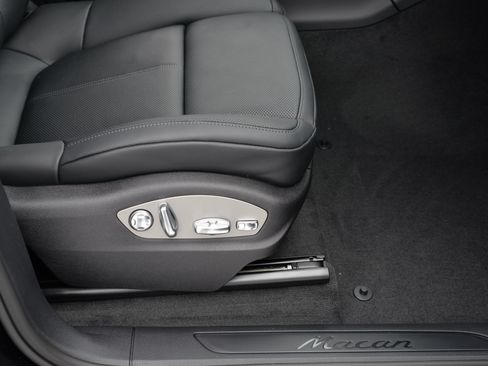 Certified 2026 Porsche Macan AWD/4WD image 16