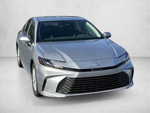 Used 2025 Toyota Camry LE image 3