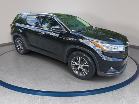 Used 2016 Toyota Highlander XLE FWD image 3