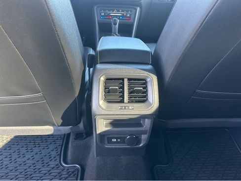 Used 2022 Volkswagen Tiguan SE image 22