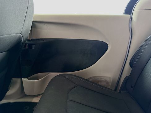 Used 2022 Chrysler Voyager LX FWD image 28