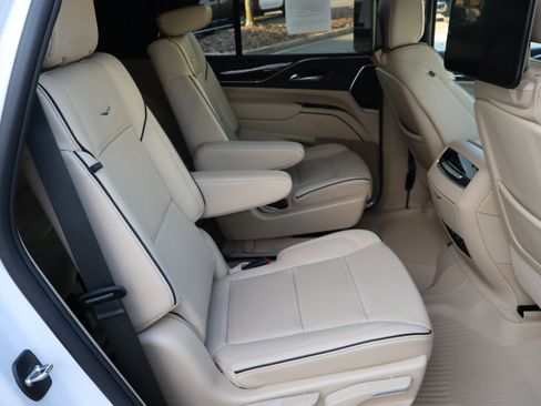 Used 2023 Cadillac Escalade Premium Luxury w/ Performance Package AWD/4WD image 40