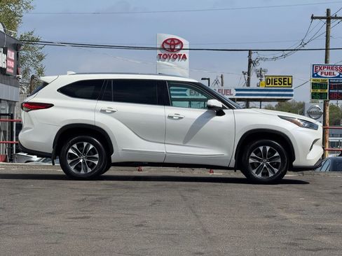 Used 2020 Toyota Highlander XLE image 4
