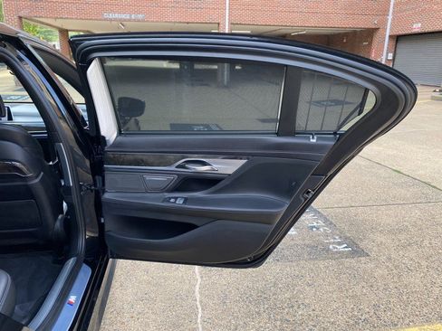 Used 2018 BMW 750i xDrive image 17