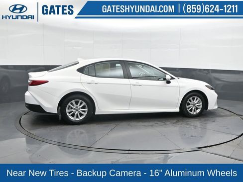 Used 2025 Toyota Camry LE image 3