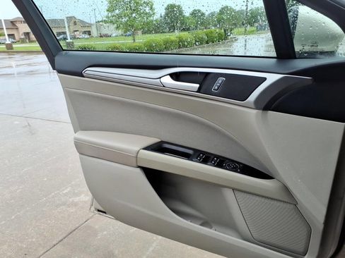 Used 2018 Ford Fusion SE w/ Fusion SE Technology Package FWD image 19