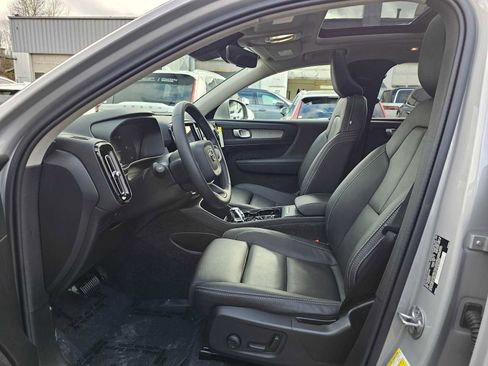 Used 2025 Volvo XC40 B5 Plus w/ Climate Package image 27