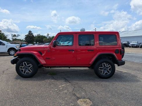 Used 2025 Jeep Wrangler Unlimited Sahara AWD/4WD image 7