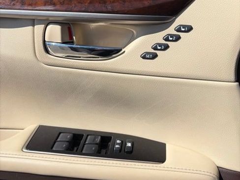 Used 2016 Lexus ES 350 w/ Luxury Package w/Wood Trim FWD image 9