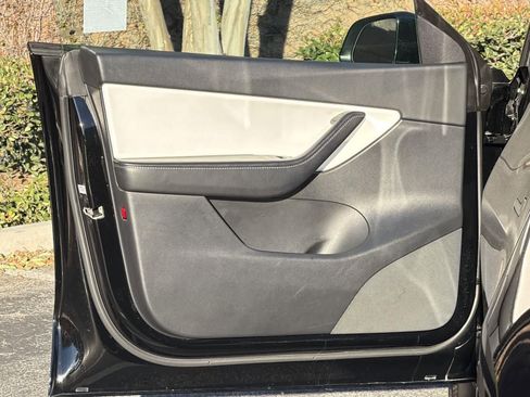 Used 2021 Tesla Model Y Performance image 23