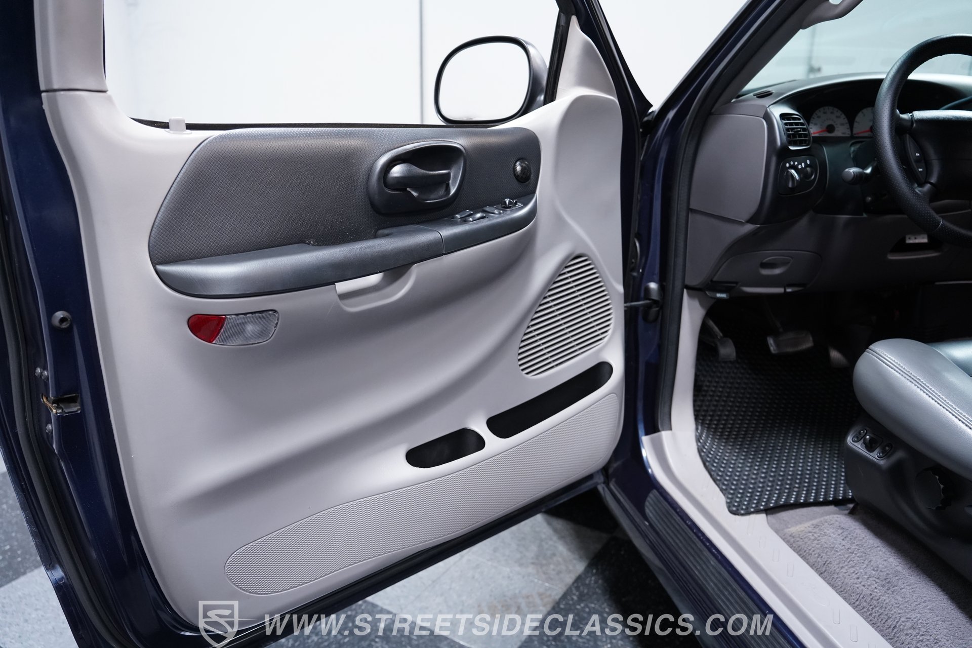 Used 2002 Ford F150 Lightning RWD image 29