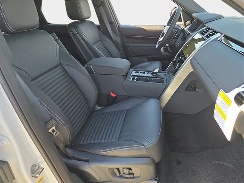 New 2025 Land Rover Discovery S image 10