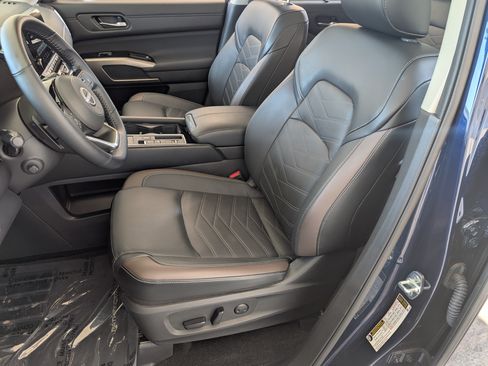 Used 2025 Nissan Pathfinder Platinum w/ Black Appearance Package FWD image 17