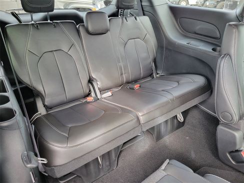 New 2026 Chrysler Pacifica Select image 18