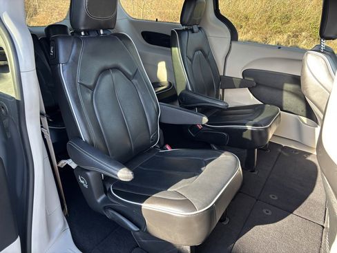 Used 2022 Chrysler Pacifica Limited image 29
